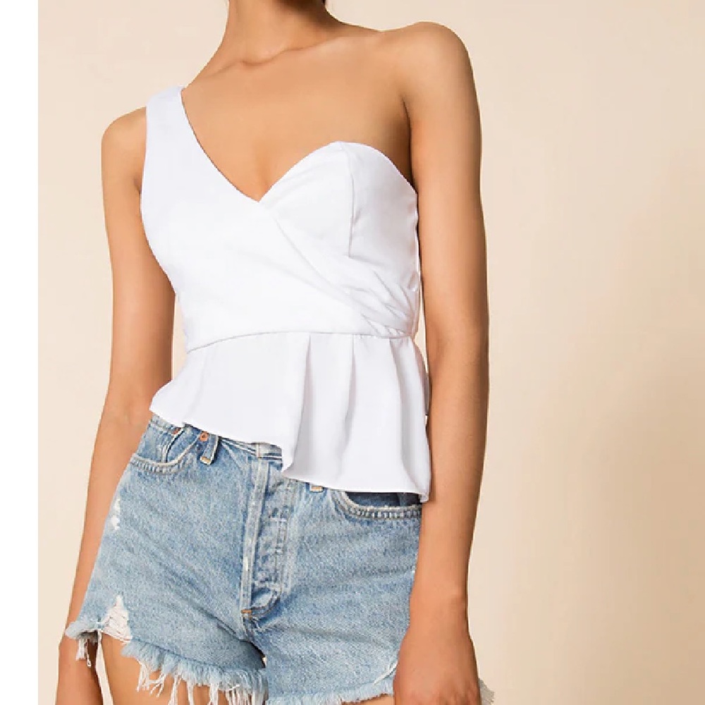 Alert*  cutest white top ever